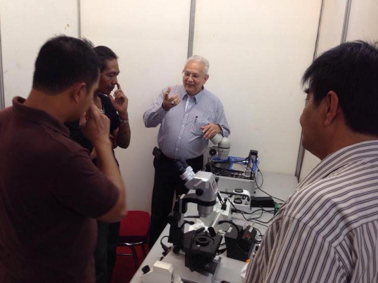 MZ Jeffery GG lagi mejelaskan kepada pak Boedie SH tentang alat2 lab gemolog di lab on site kota Cirebon tahun 2015